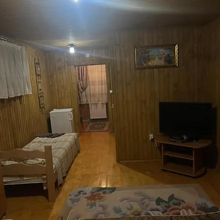біля річки 여관