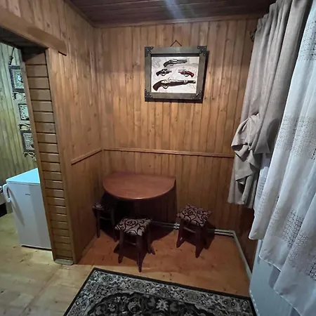 여관 біля річки