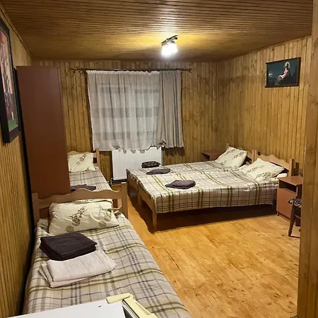 біля річки 여관