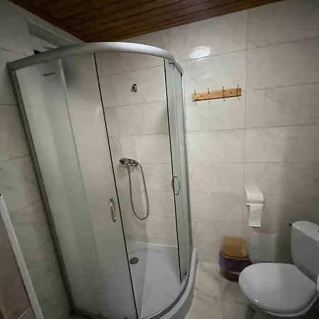 Мініготель біля річки *